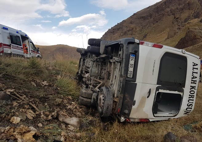 Ağrı-Eleşkirt’te Minibüs Kaza Yaptı 5 Yaralı, Biri Ağır