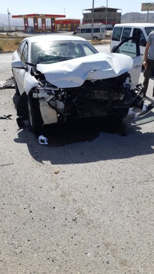 Ağrı-Doğubayazıt’ta İki Araç Çarpıştı 2 Kişi Yaralandı