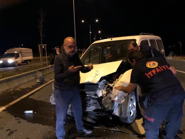 Ağrı-Hamur yolunda trafik kazası 1 ağır 3 yaralı