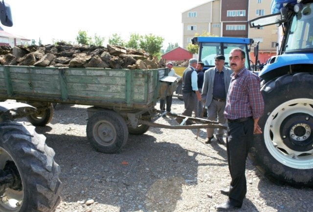 Ağrı’da Kömür Cep Yakıyor,Vatandaş Tezek