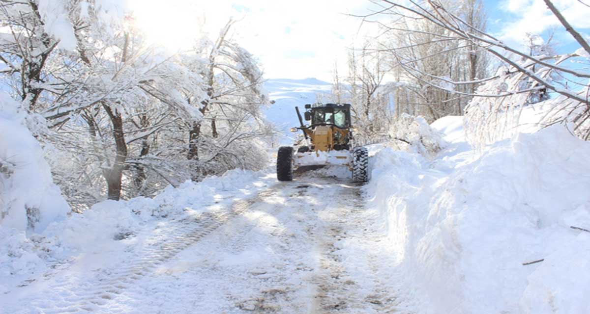 Ağrı’nın, Kardan Kapanan Köy Yollarını Açma Çalışmaları Hızla Devam Ediyor