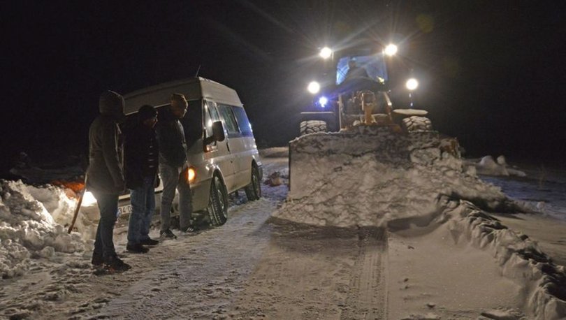 Doğubayazıt’ta Hasta Çocukları Taşıyan Araç Kara Saplandı