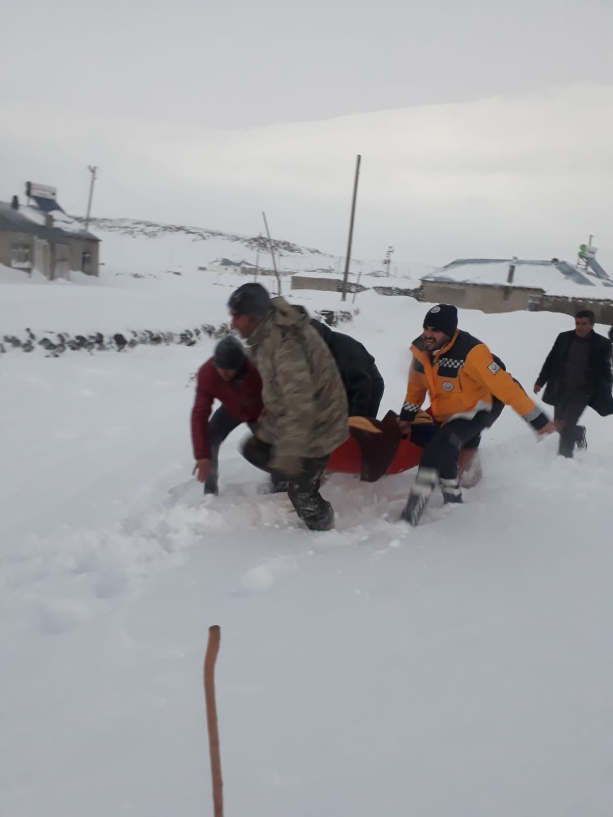 Ağrı’da, kar nedeniyle köyde mahsur kalan hastaya devlet eli yetişti