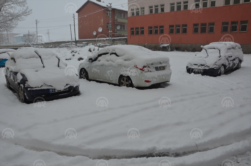 Ağrı’da kar yağışı 387 köy yolunu kapadı