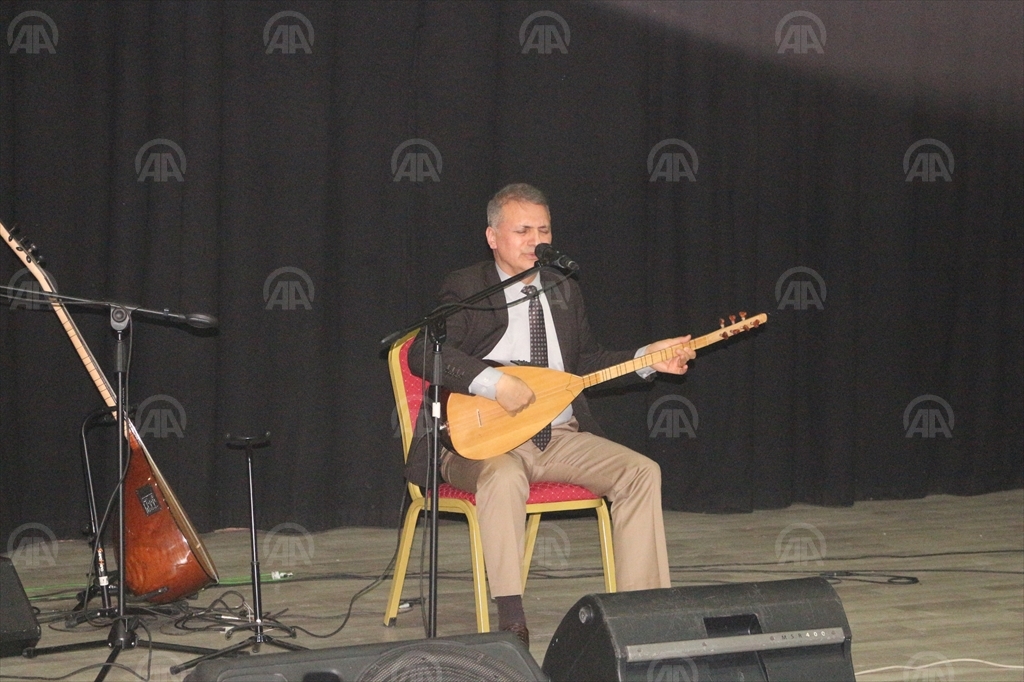 Bağlama Ustası,Rektör Prof. Dr. Parlak, Ağrı’da Türkülere Nefes Oldu