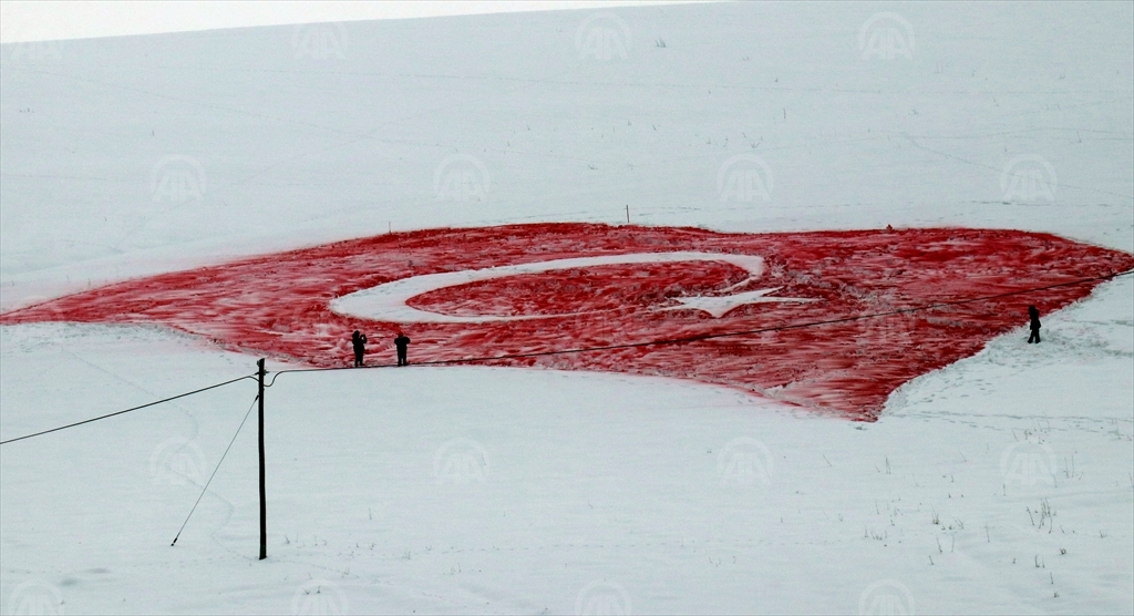 (AİÇÜ) akademisyen ve öğrencileri,  Kar Üzerine Türk Bayrağı Yaptılar
