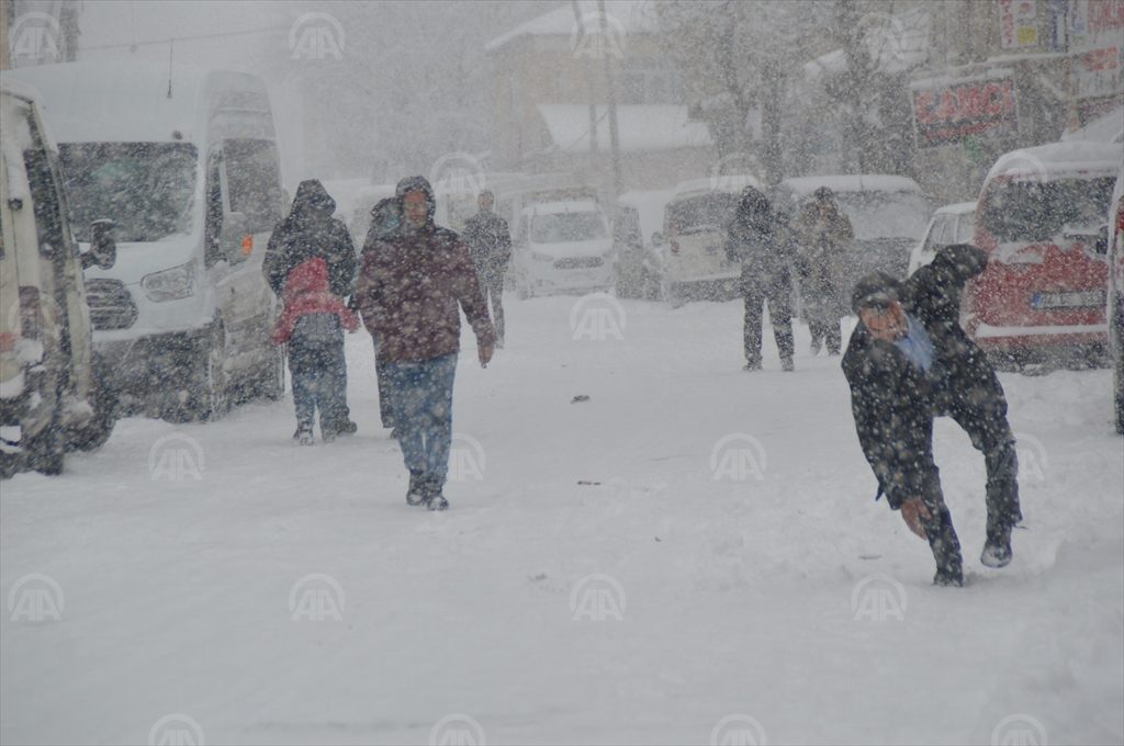 Ağrı’da Kar Yağışı Nedeniyle Hayat Durma Noktasında