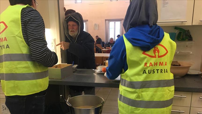 Avusturya’da Müslümanlardan evsizlere sıcak yemek