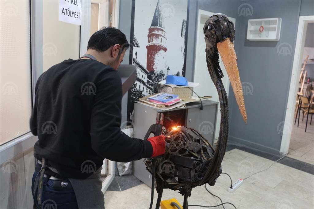 Hurda Metaller Öğretmenin Elinde Sanat Eserlerine Dönüştü