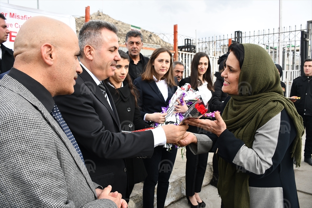 Nevruz tatili için gelen İranlılara çiçekli karşılama