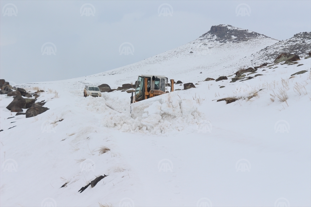 Ağrı’da etkili olan kar yağışı nedeniyle köy yolları ulaşıma kapandı