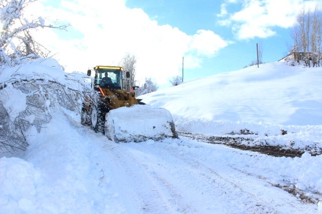  Ağrı’da etkili olan kar yağışı nedeniyle 94 köy yolu ulaşıma kapandı