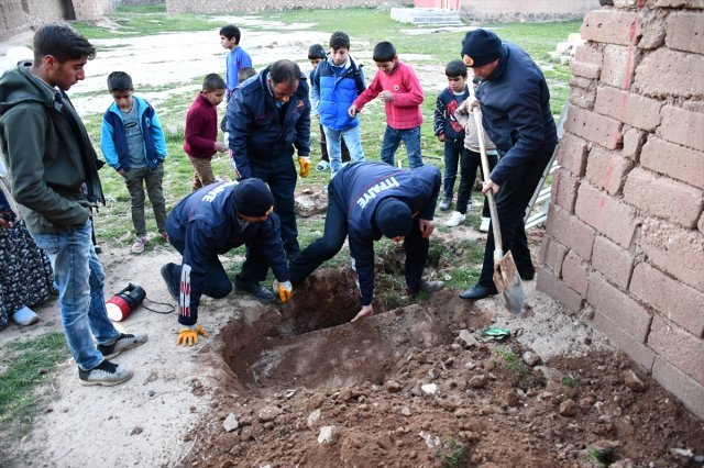 Foseptik Çukurundan  İtfaiye  Çıkardı