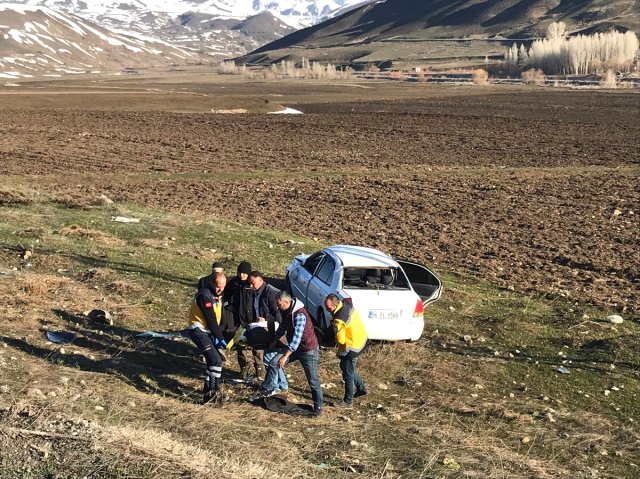 Eleşkirt’te Araç Şarampole Uçtu 2 Kişi Yaralandı