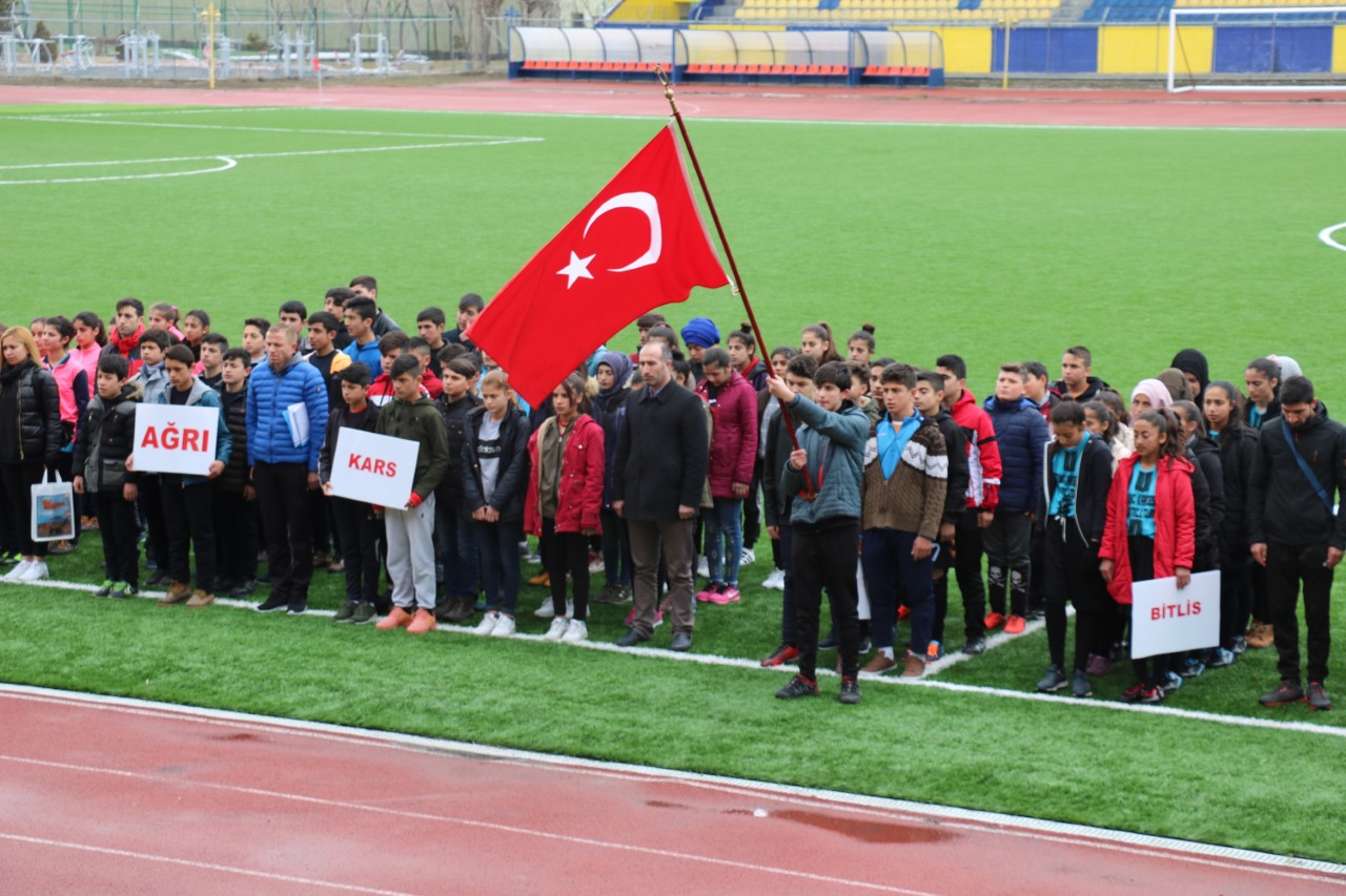 Ağrı’da Yıldız Kız- Erkek Futbol Grup Müsabakaları Başladı