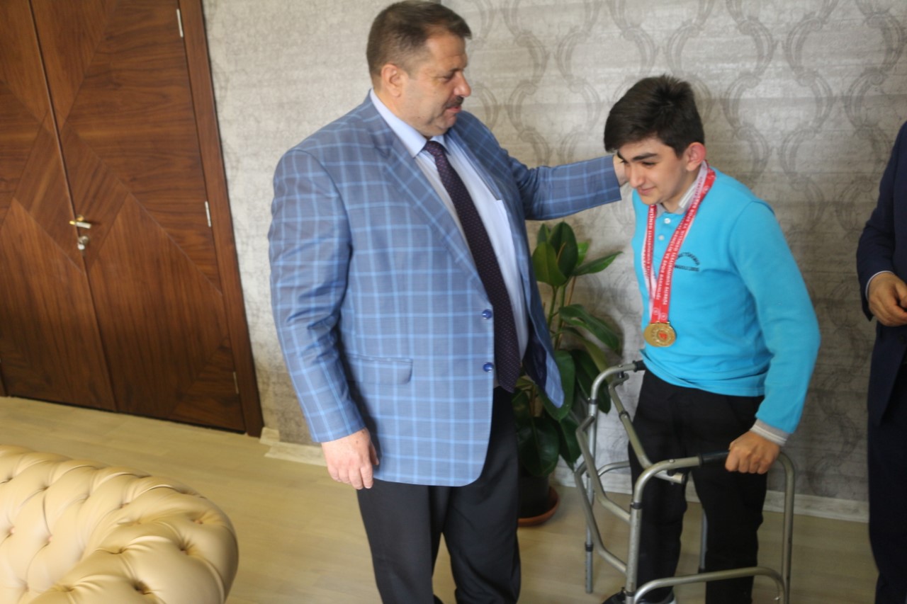 Türkiye Yüzme Şampiyonu Ağrılı Erim’den Milli Eğitim Müdürü Turan’a ziyaret