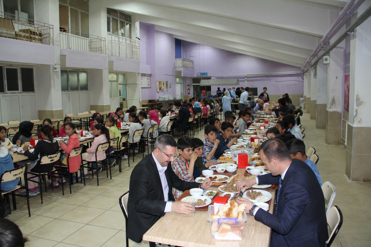 Ağrı Milli Eğitim Müdürü Tekin, öğrencilerle birlikte iftarını açtı