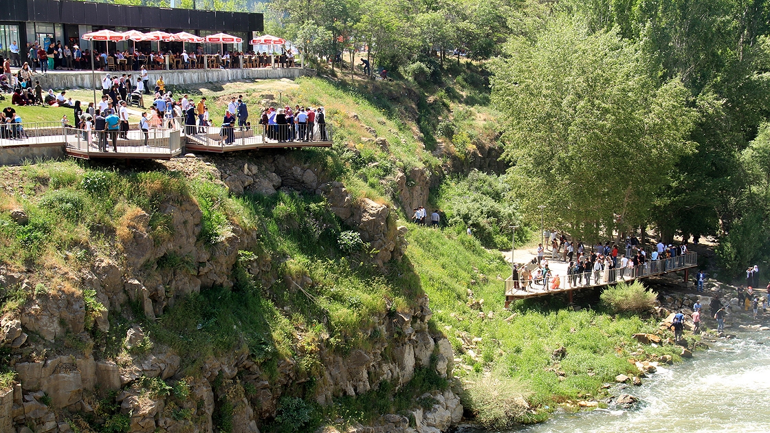 Van doğal güzellikleri ile turistleri cezbediyor