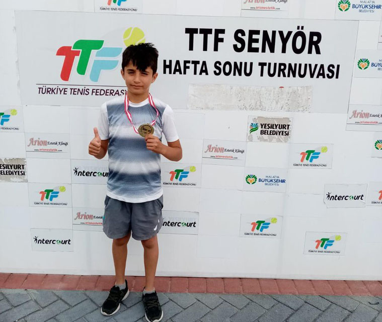 Minik Tenisçi Doğan, Ağrı’ya Şampiyonluk Madalyası İle Döndü