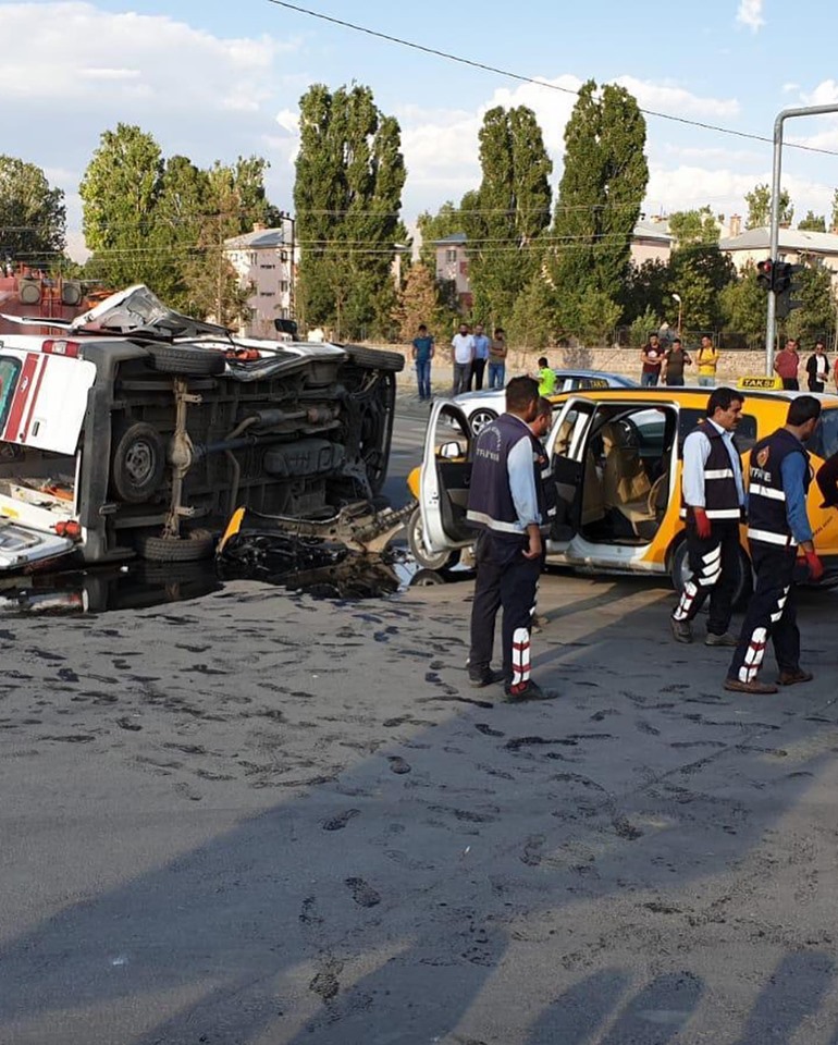 Ağrı’da, 112 Ambulans Kaza Yaptı