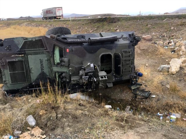 Doğubayazıt’ya Askeri Araç Şarampole Uçtu, 3 Asker Yaralandı