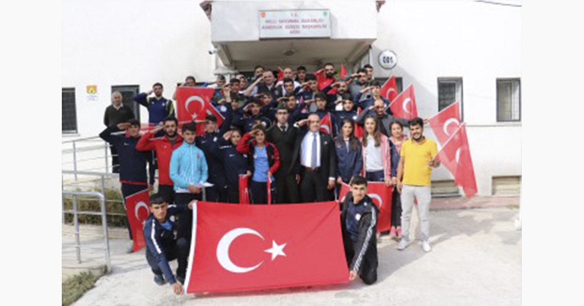 Ağrı’lı Sporculardan Mehmetçiğe Türk Bayraklı ve Asker Selamlı Destek