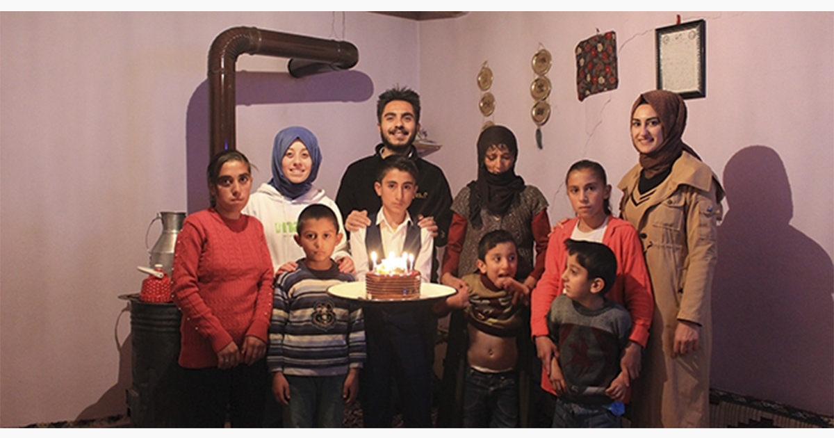 Tutak’ta ilk kez öğretmenleriyle birlikte doğum gününü kutladı