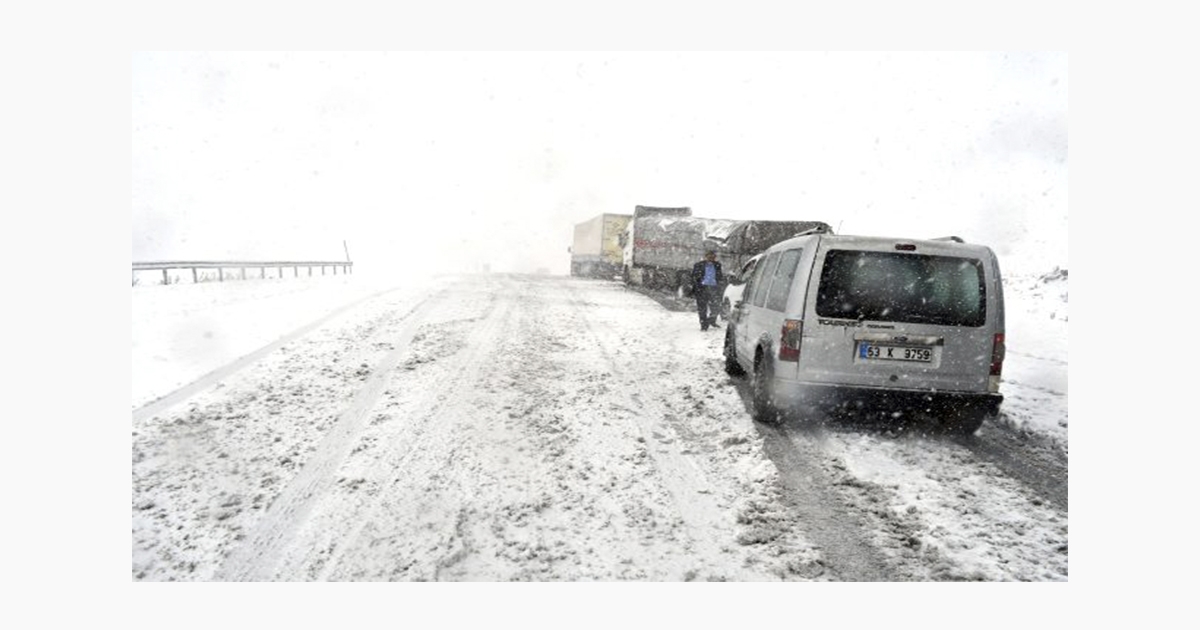 Tendürek Geçidi’nde  kar yağışı nedeniyle araçlar yolda mahsur kaldı