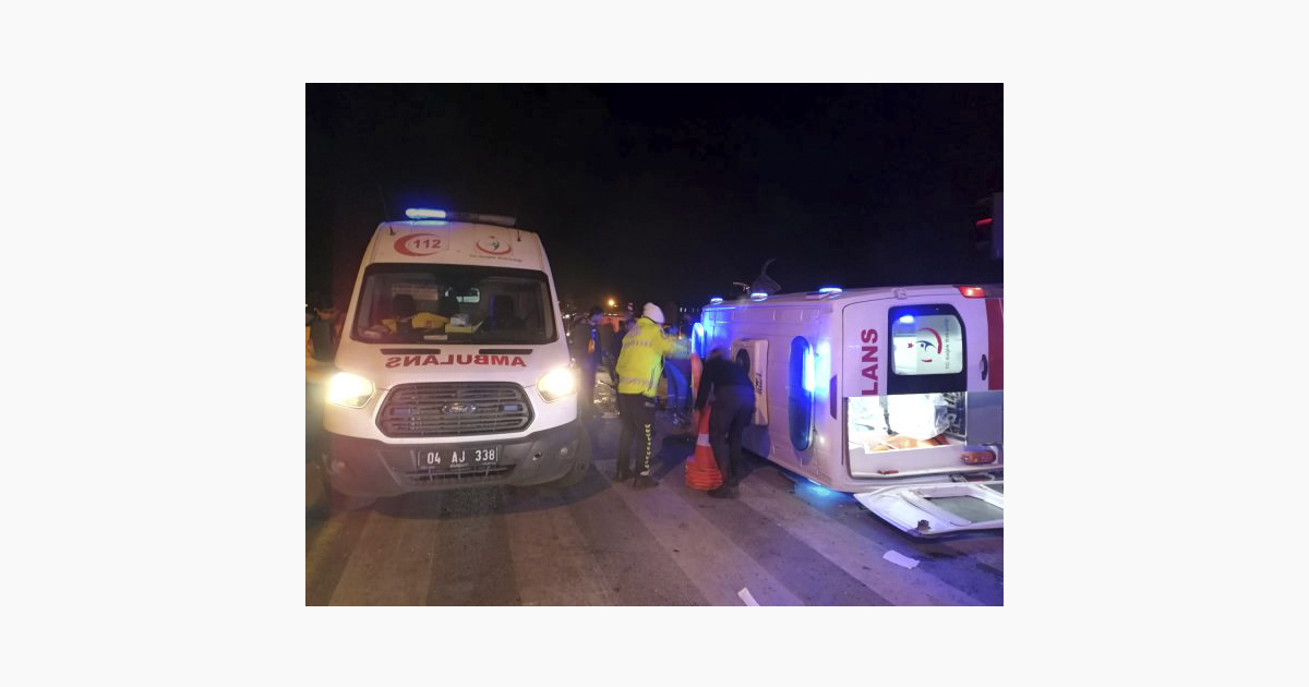 Ağrı’da Ambulansla otomobil çarpıştı 1 ölü 9 yaralı