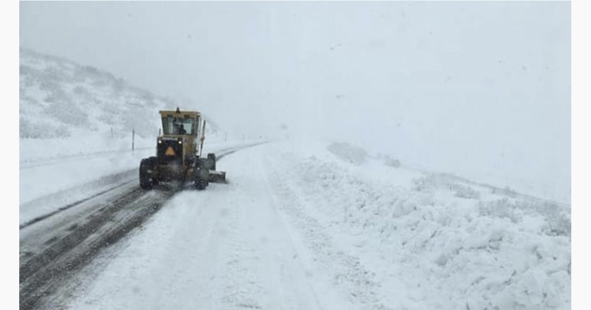Ağrı’da, yoğun kar ve tipi köy yollarını ulaşıma kapadı