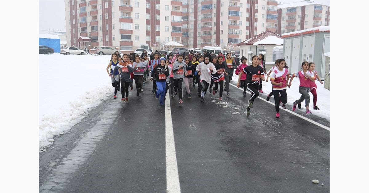 Ağrı’da Okul Sporları Kros Yarışmaları Yapıldı