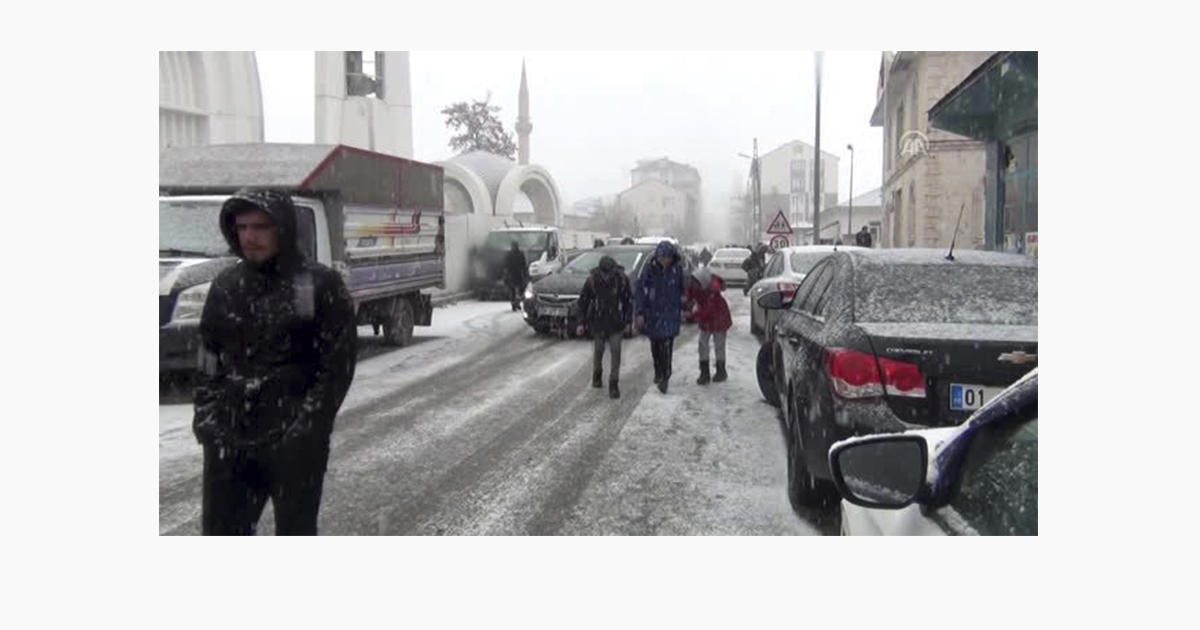 Ağrı’da Başlayan Kar Yağışı Etkili Oluyor