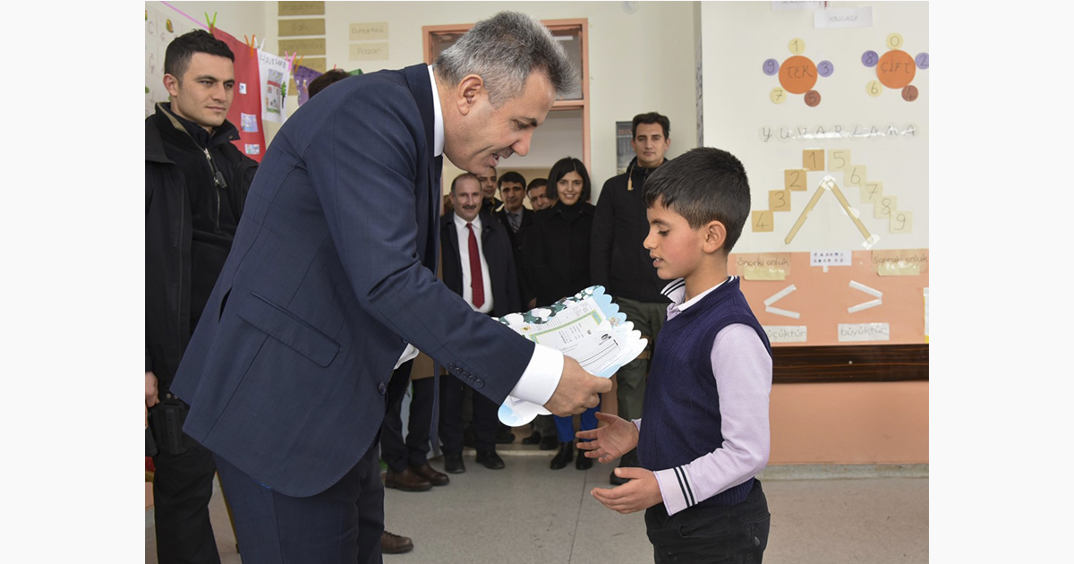 Ağrı Valisi Elban, Öğrencilerin Karne Sevincini Paylaştı