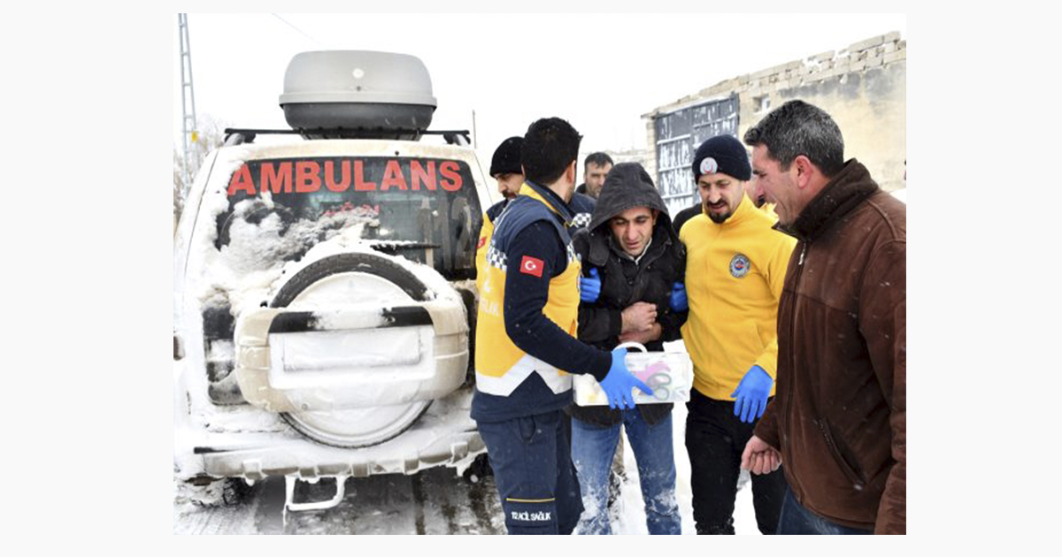 Doğubayazıt, yolu kardan kapanan köydeki  hastaya ekipler yetişti