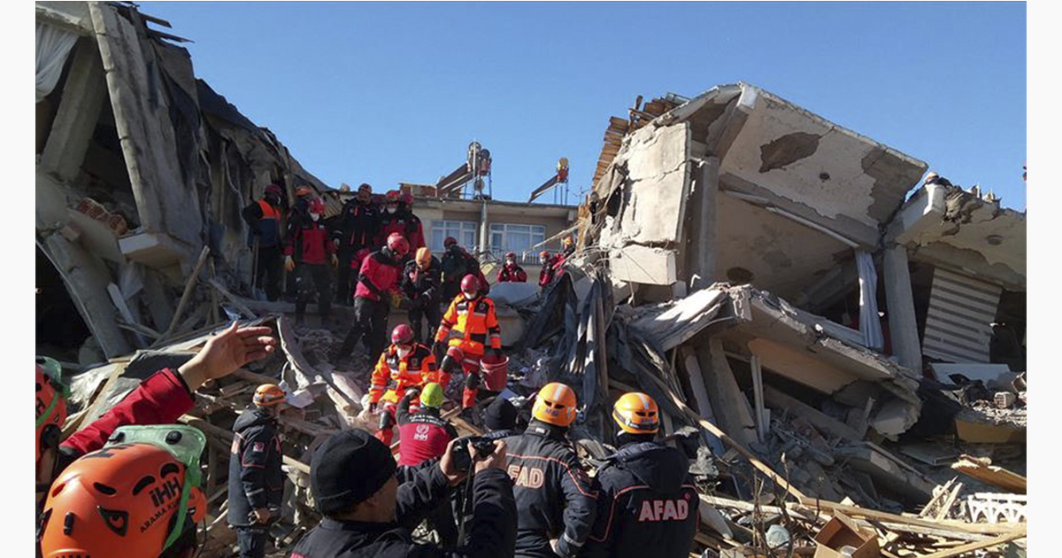 Elazığ’da  Deprem Enkazı Altında Kalan Vatandaşlarla İrtibat Kurulmaya Çalışılıyor
