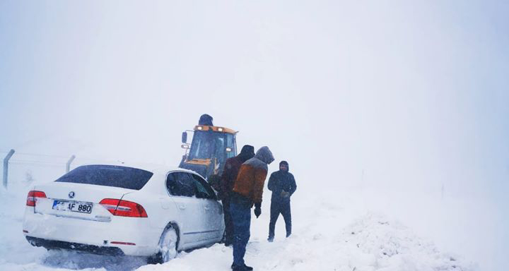 Ağrı’da Kar Yağışı Köy Yolları Kapandı