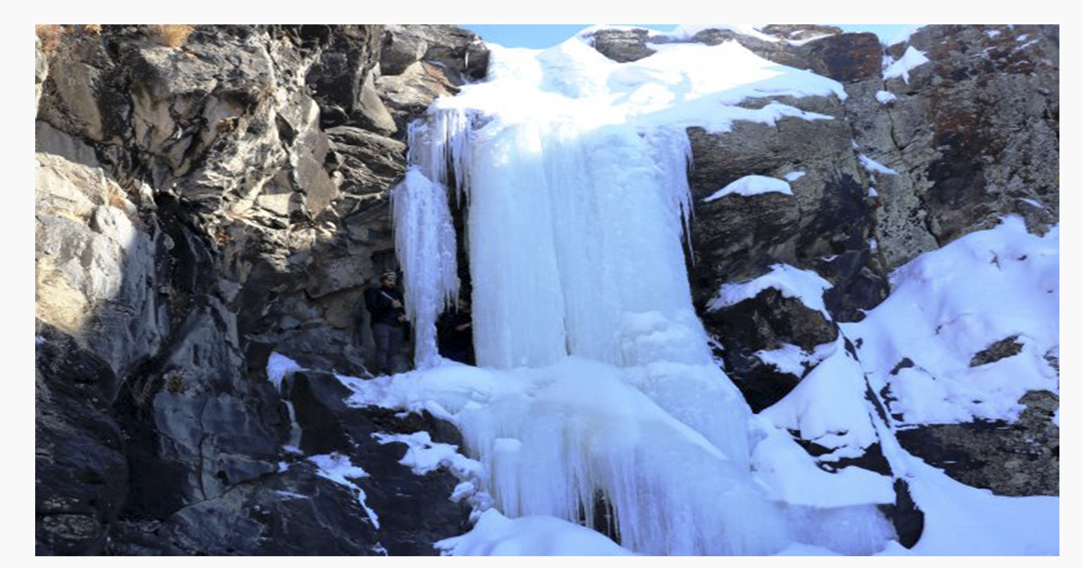 Ağrı’da Buz Tutan Şelaleden Kartpostallık Görüntüler