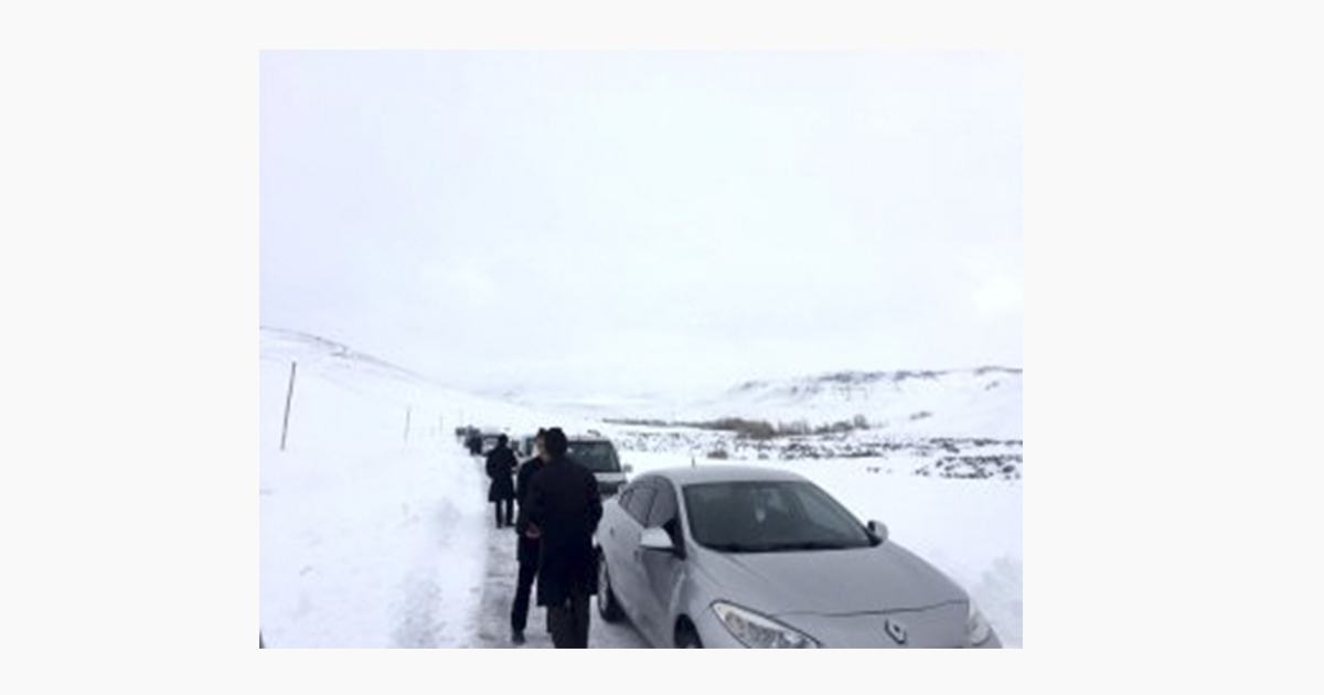 Hamur’da kar, tipi ve şiddetli fırtınaya yakalanan cenaze konvoyu yolda mahsur kaldı