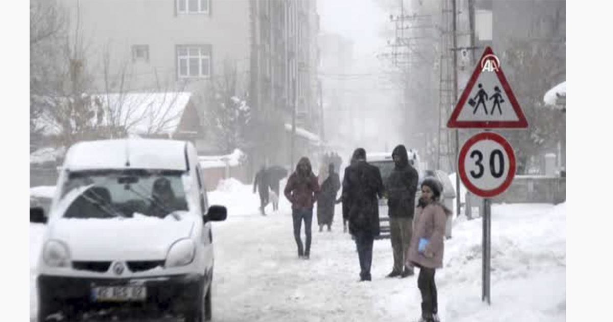 Eleşkirt’te  kar ve tipi vatandaşlara zor anlar yaşatıyor