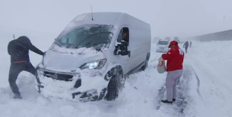 Tendürek Dağı eteğinde tipide araçlarda mahsur kalan 30 kişi kurtarıldı
