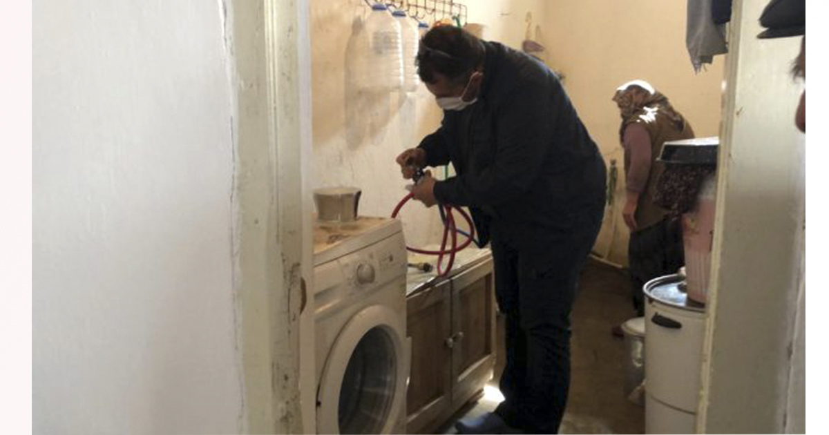 Tutak’ta çamaşır makinesi bozulan yaşlı çiftin yardımına Vefa ekipleri yetişti