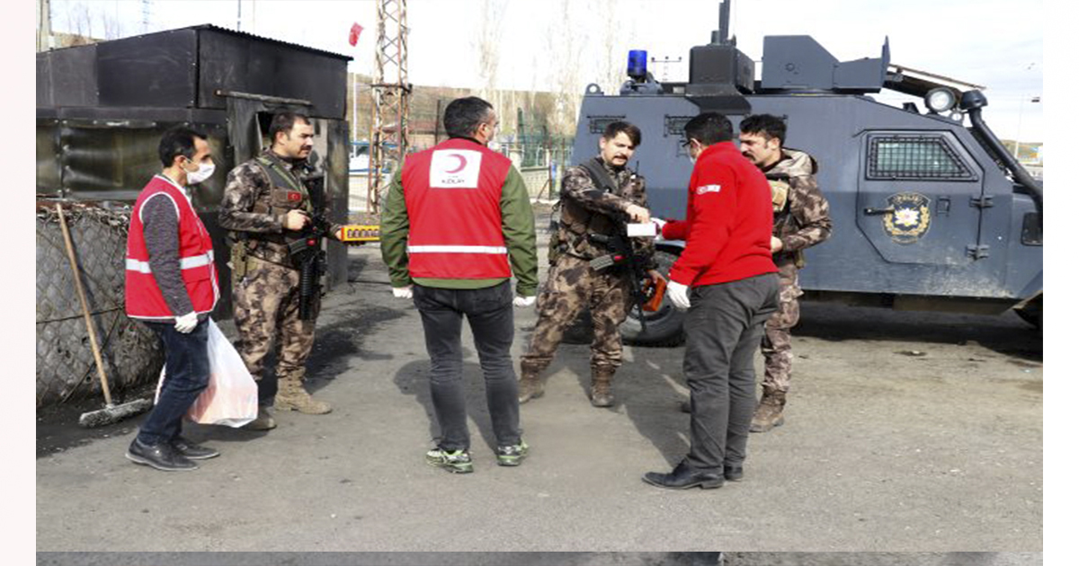 Kızılay gönüllüleri polis ve sağlık görevlilerine kandil simidi dağıttı