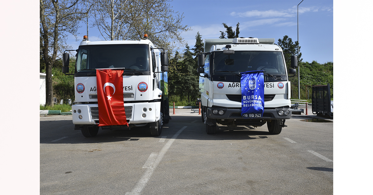 Ağrı’ya, Kardeş Şehir Bursa’dan Damperli Kamyon İle Yol Süpürme Aracı Hediye Edildi