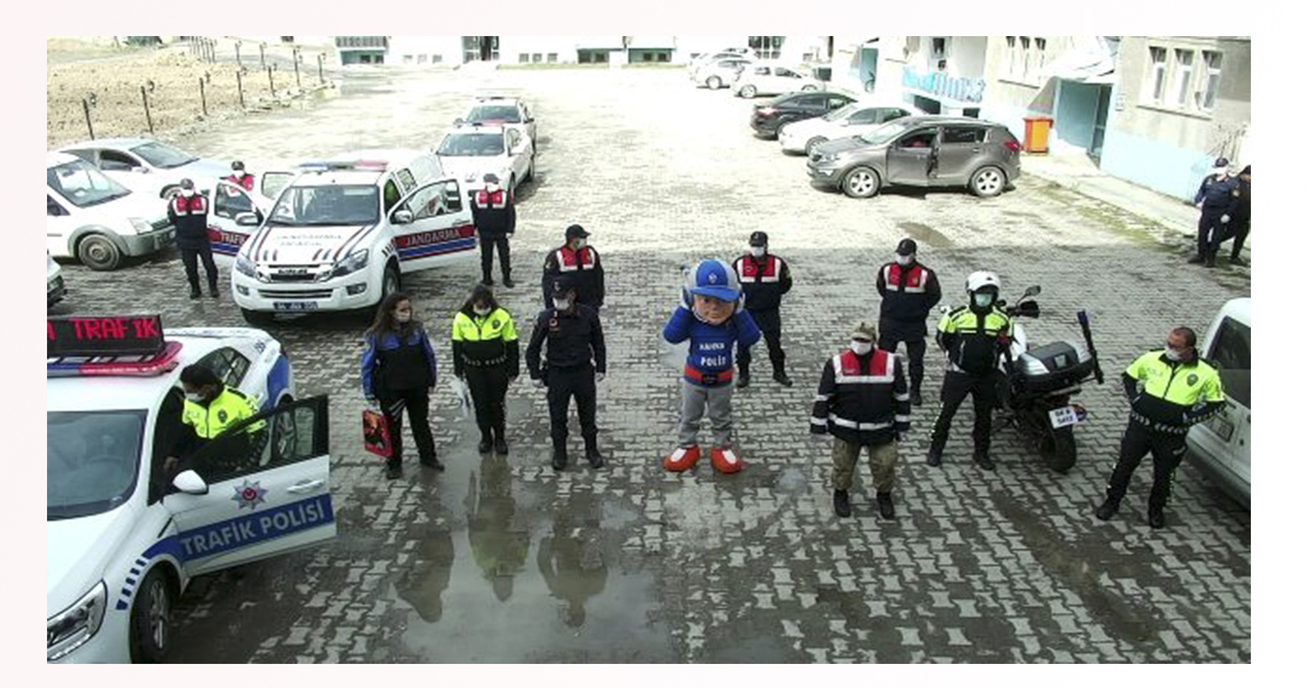 Ağrı’da Polis Ve Jandarma Ekiplerinden Evdeki Çocuklara Sürprizler