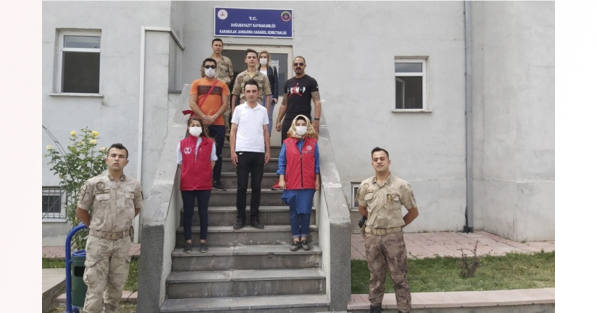 Ağrılı gönüllü gençlerden bayramı vatan nöbetinde geçiren Mehmetçiğe sürpriz ziyaret
