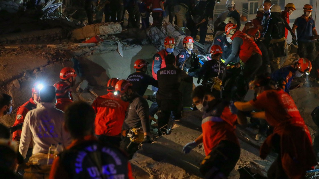 Erzurum, Erzincan ve Ağrı’dan 40 kişilik AFAD ekibi deprem bölgesi İzmir’e gönderildi