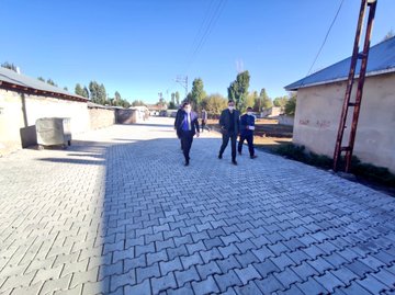 Başkan Sayan Çalışanlarla Birlikte Parke Taşı Döşedi