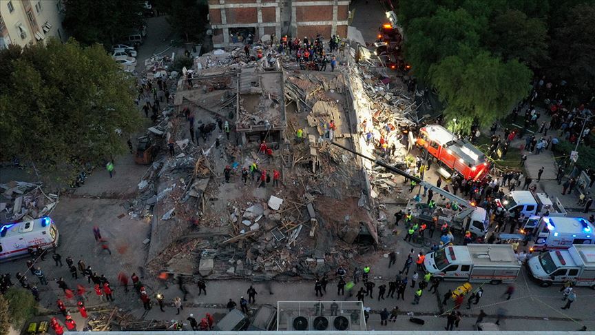 İzmir’de depremde hayatını kaybedenlerin ve yaralıların sayıları artıyor