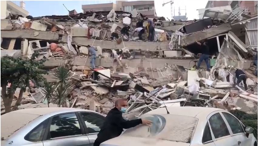 İzmir’de 7 Büyüklüğünde Depremde Çok Sayıda Bina Yıkıldı