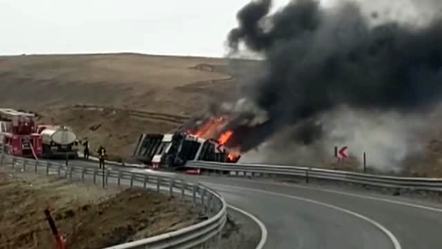 Ağrı- Tendürek Geçidinde Devrilen Tır Alev Alev Yandı